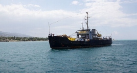 Scientologi-sponsrade fartyg ankommer till Haiti med över 100 ton gods för hjälpinsatsen.