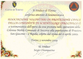 Turins borgmästares förtjänstutmärkelse bekräftar ”Scientologi-föreningen för skydd av civilbefolkningen” för deras hjälpinsatser till byn San Giacomo och staden L'Aquila, som drabbades av jordbävningen den 6 april 2009.