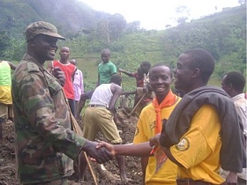 Scouter i Kenya, som lärt upp sig till frivilligpastorer, hjälpte till med sök- och räddningsinsatser efter jordskred i Bududa-distriktet i Uganda.