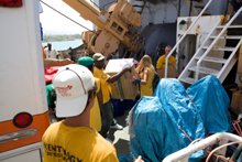 Frivilligpastorer ordnar leverans av varor och annat materiellt stöd, inklusive den ”Livbåt för Haiti” som transporterade över 100 ton förnödenheter från USA till Haiti.