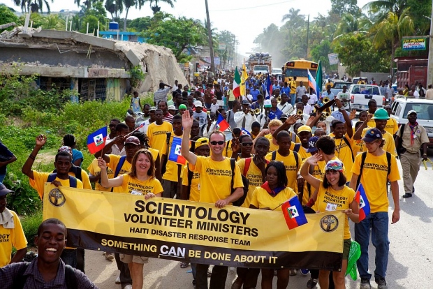 Scientologi-frivilligpastorer från Haiti och andra länder marscherar från Port-au-Princes förort Carrefour till staden Leogane för att fira Flaggans dag, en nationell helgdag till minne av att Haiti blev självständigt från franskt förtryck och slaveri 1803.