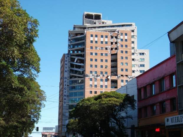 En skadad tornbyggnad i Concepción, mars 2010.