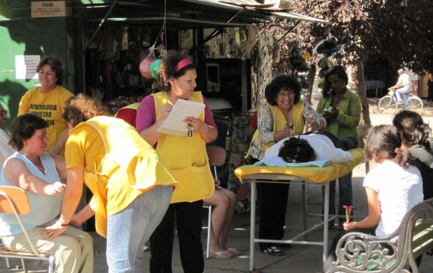 Beröringsassister – för att lindra smärta och obehag – i Rancagua, Chile (mars 2010).