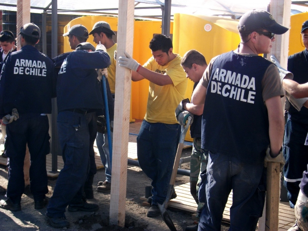 Bistånd till Armada de Chile (chilenska flottan) med att bygga permanenta bostäder, maj 2010.